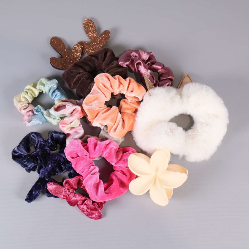 Blandade scrunchies i olika färger och material samt håraccessoarer