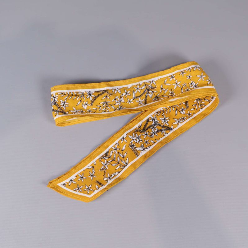 Gult blommigt hårband utvikt på grå bakgrund