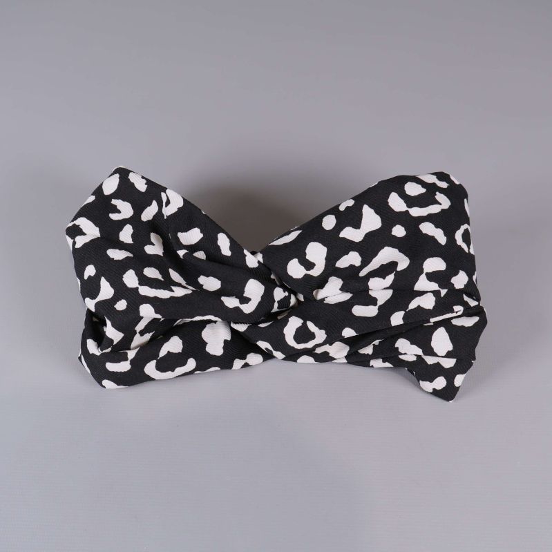Hårband svart med vitt djurmönster vikt framifrån