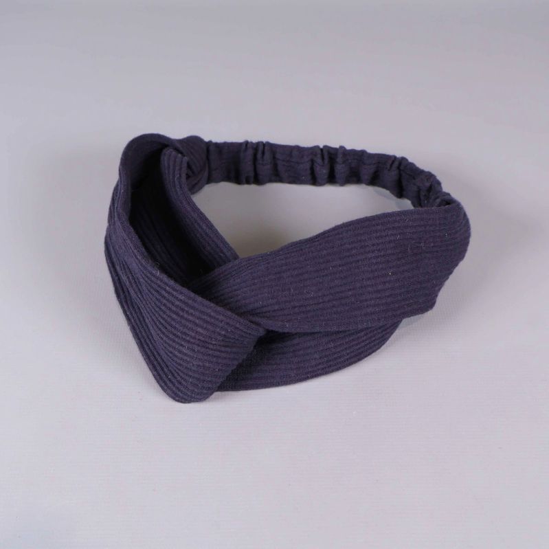 Mörkt ribbat hårband med twist framtill