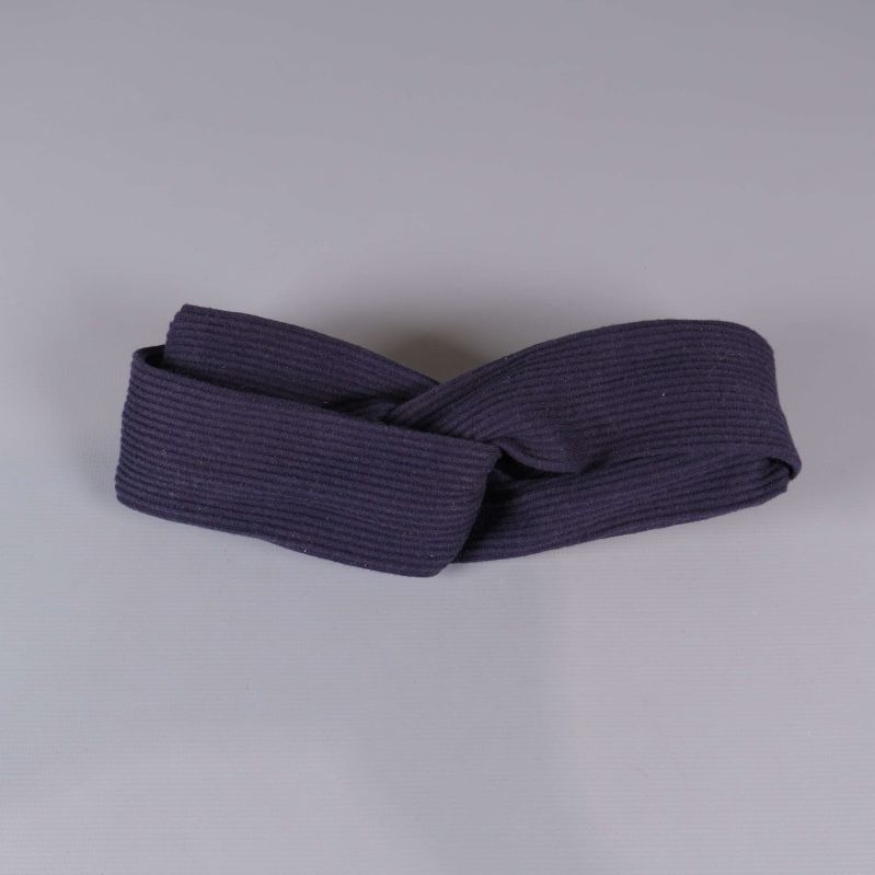 Ribbat hårband liggande med synlig twist