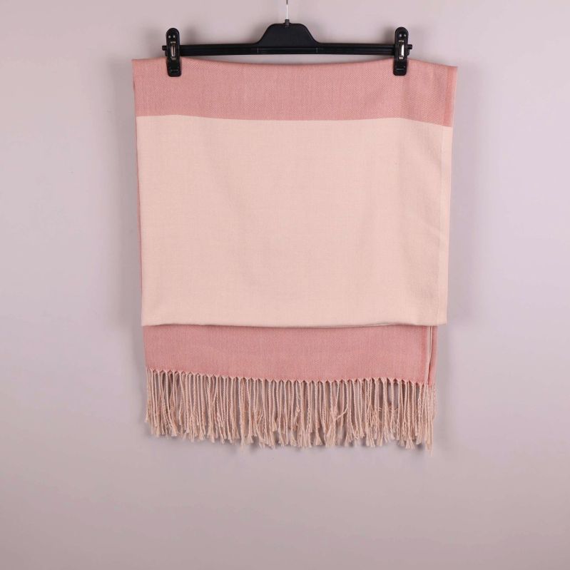 Halsduk i två blockfärger med fransar hängande över galge