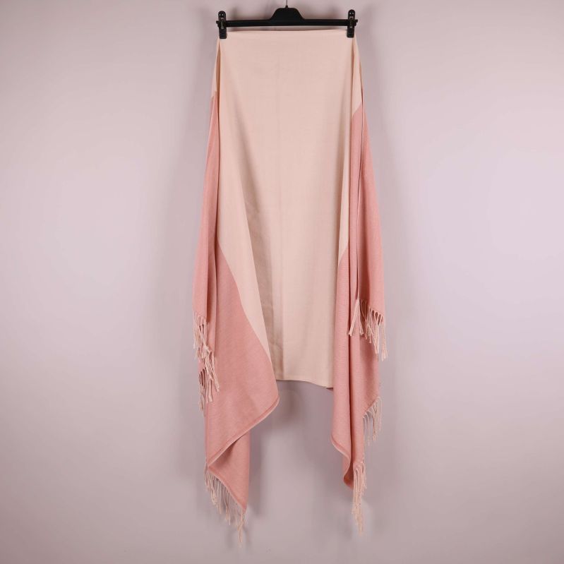 Halsduk över galge svept för att visa formen