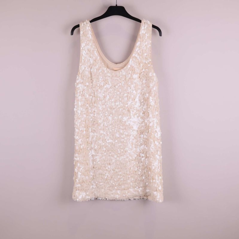 Beige paljettklänning med djup rygg på galge