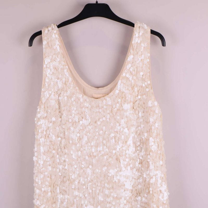 Detaljbild övre halvan av paljettklänningens rygg