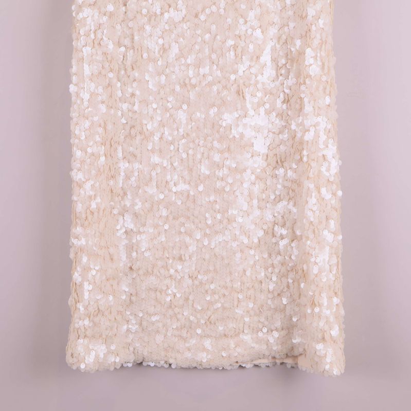 Närbild av klänningens nedre del med paljetter