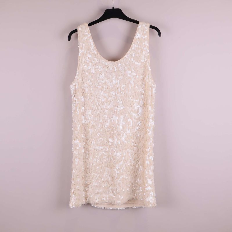 Paljettklänning beige visad bakifrån på galge