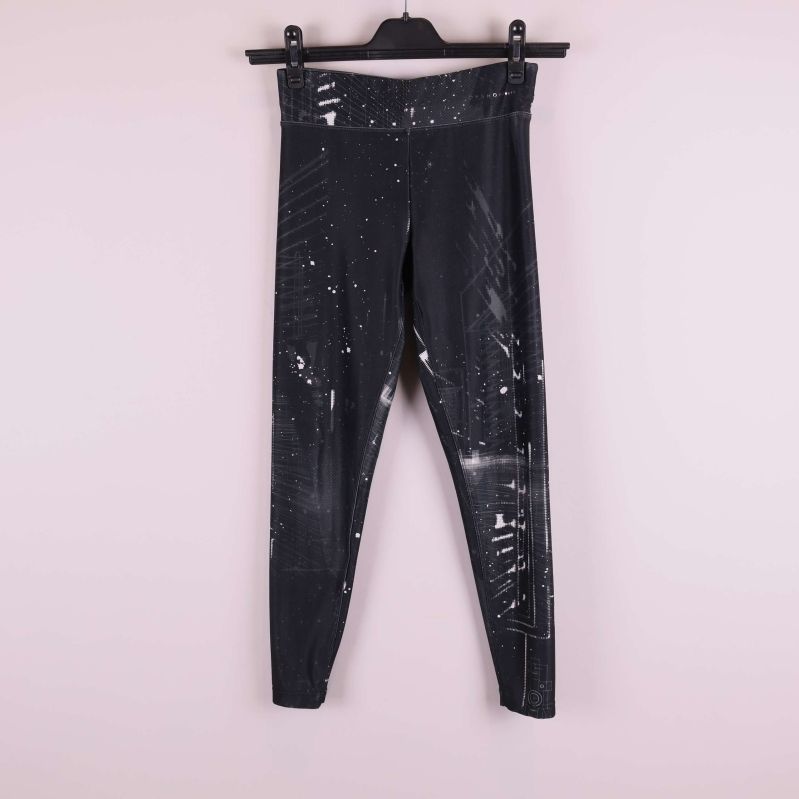 Svartvita träningstights med grafiskt och prickigt mönster på galge