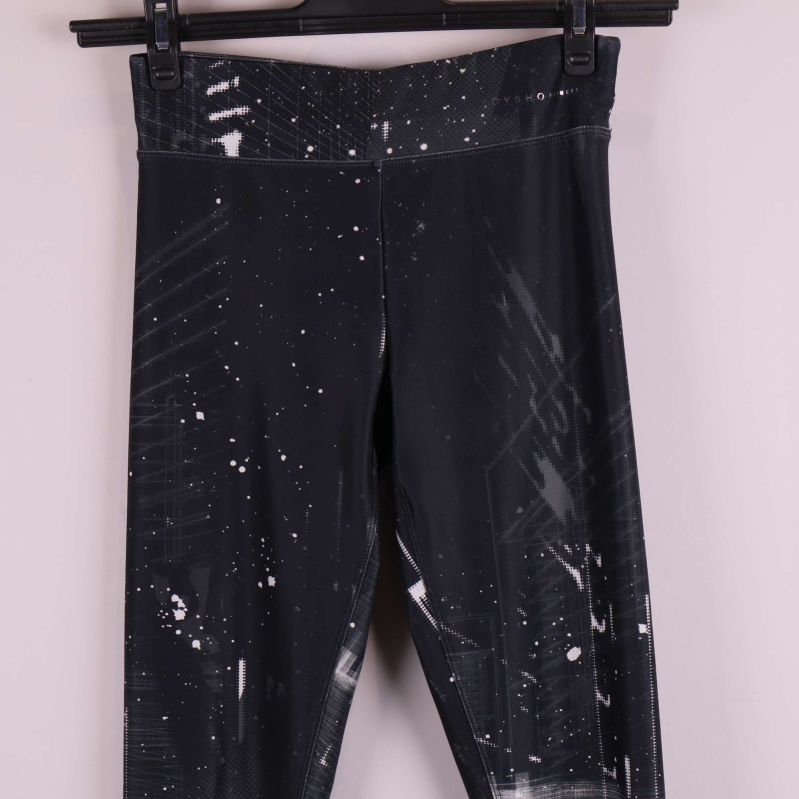 Baksida av tights med vitt grafiskt tryck