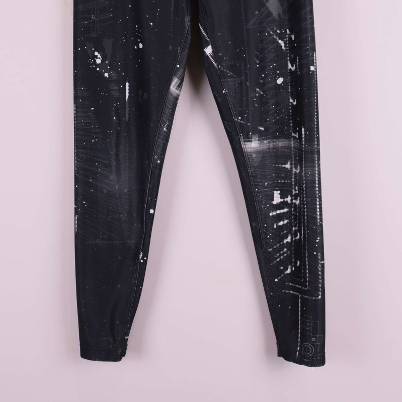 Närbild av benparti med vitt mönster och sömmar