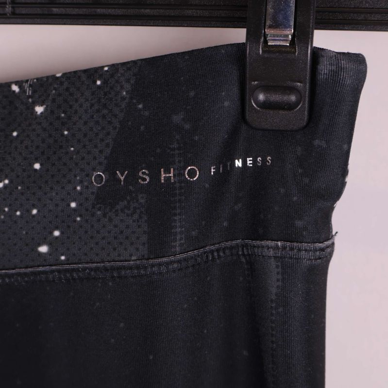 Oysho Fitness-logotyp tryckt på linningen