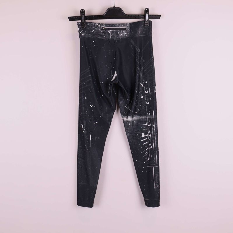 Baksidan av svarta tights med vitt mönster och bred linning