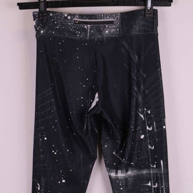 Närbild av midjan på svarta tights med diskret mönster