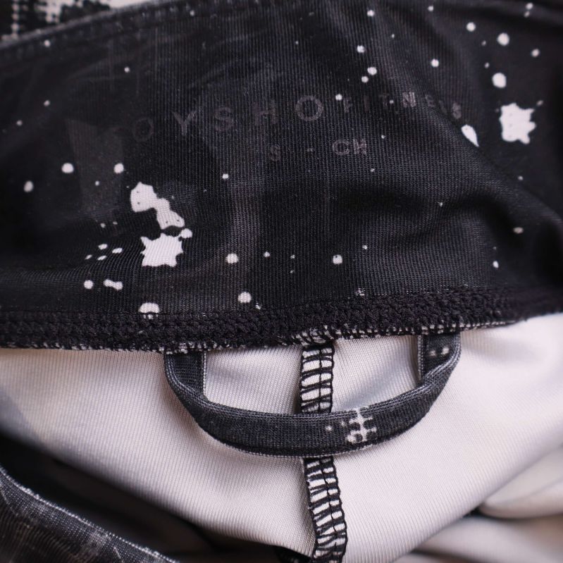 Insida av tights med Oysho-logotyp synlig på tyg