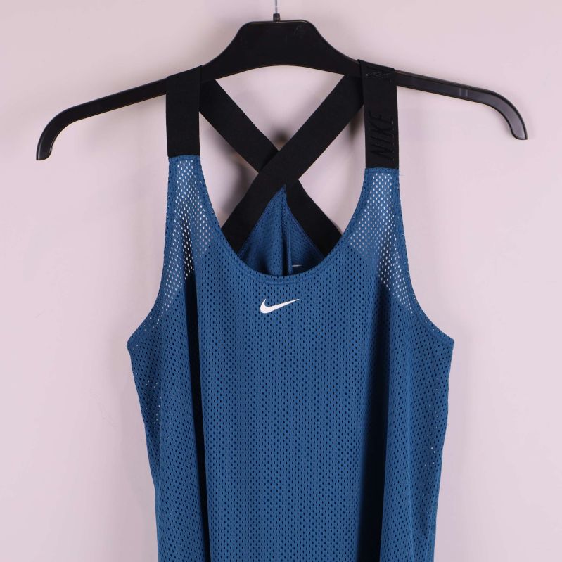 Närbild framtill på linnet med liten logotyp