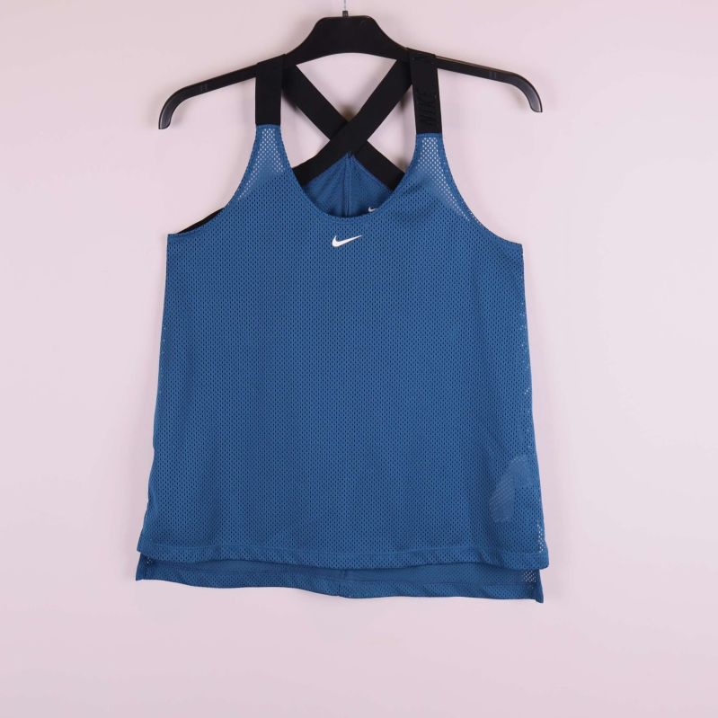 Träningslinnets framsida i blå mesh