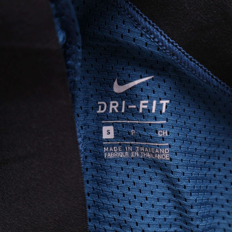 Storleks- och Dri-FIT-märkning i linnets innertyg