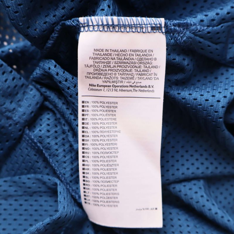 Materialetikett som visar 100% polyester