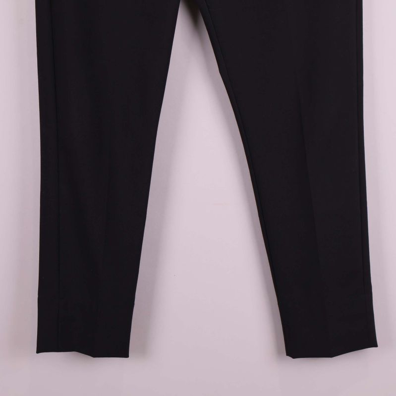 Närbild på benslut av svarta kostymbyxor