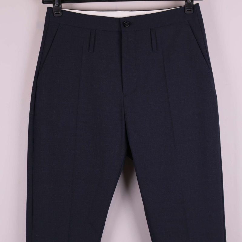 Närbild på byxans midja och knäppning framtill