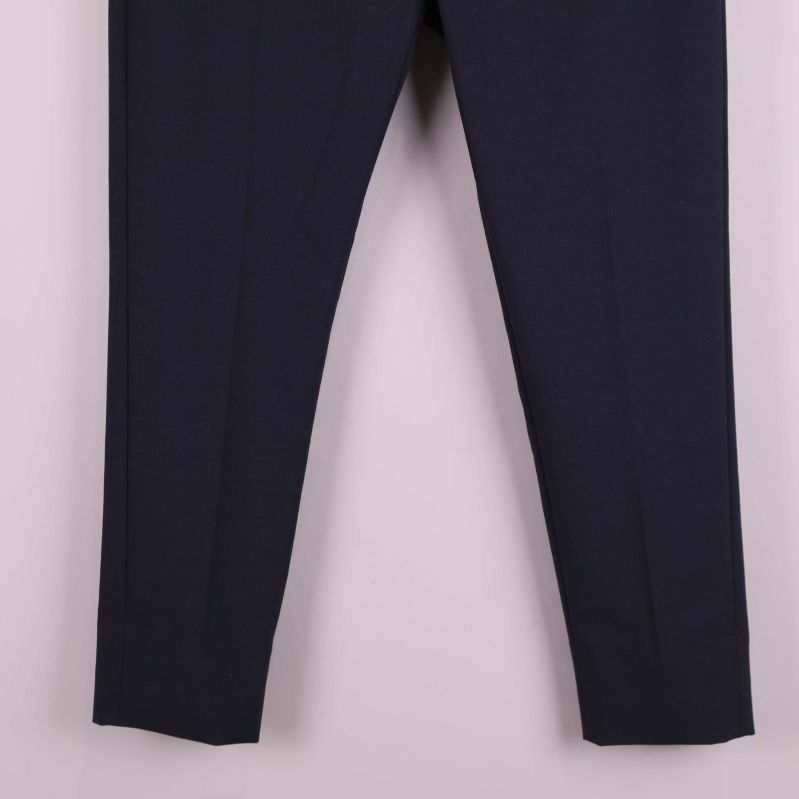 Benens nedre del på de mörkblå byxorna