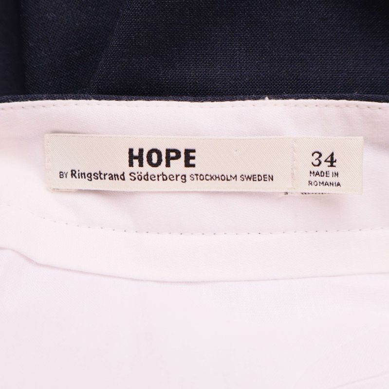 Närbild på HOPE-etikett och storlek 34 i midjan