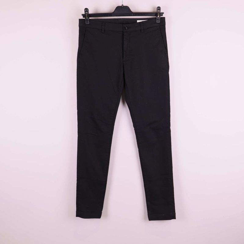 Svarta smala byxor framifrån på galge