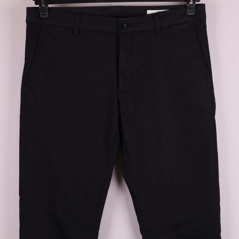 Närbild av främre delen på byxorna