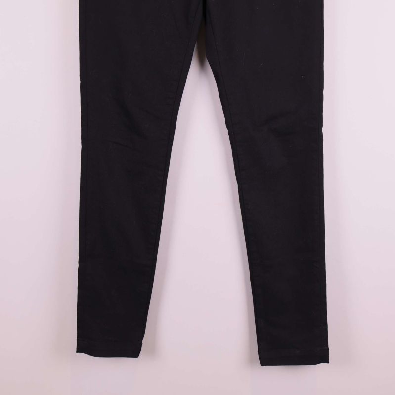 Närbild av byxbenens nederdel