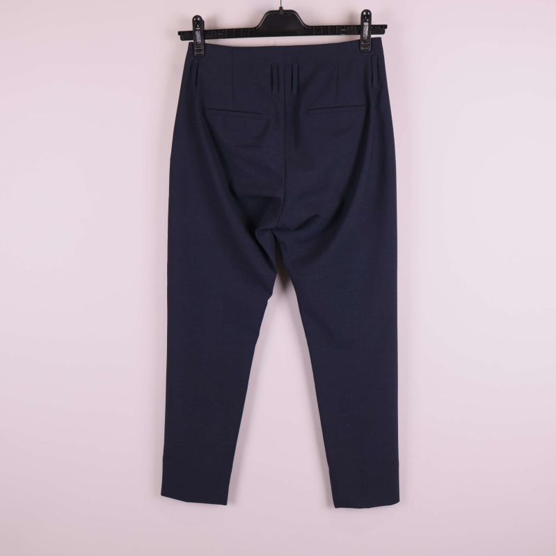 Baksida av byxa med två passpoalfickor