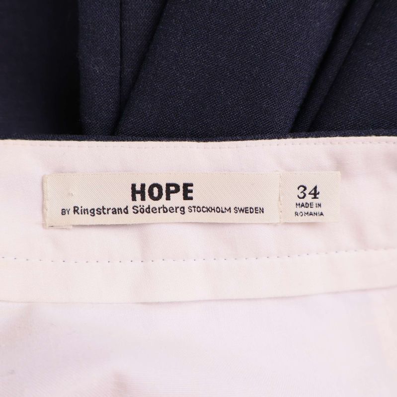 Närbild på varumärkesetikett med HOPE och storlek 34