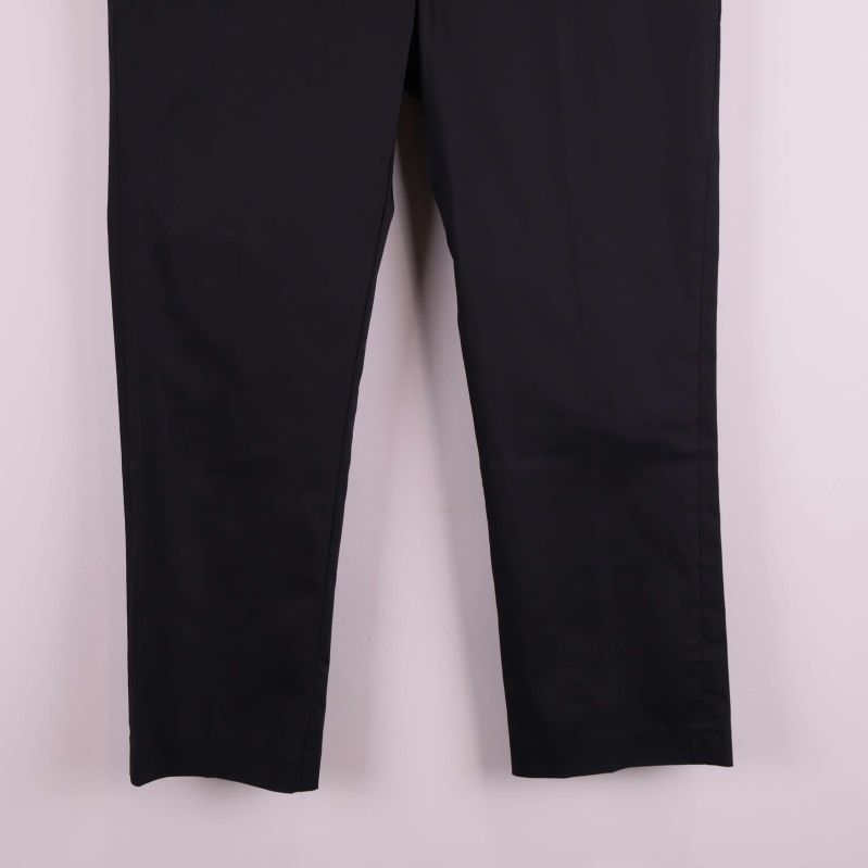 Nedre delen av svarta byxben med sydd fåll