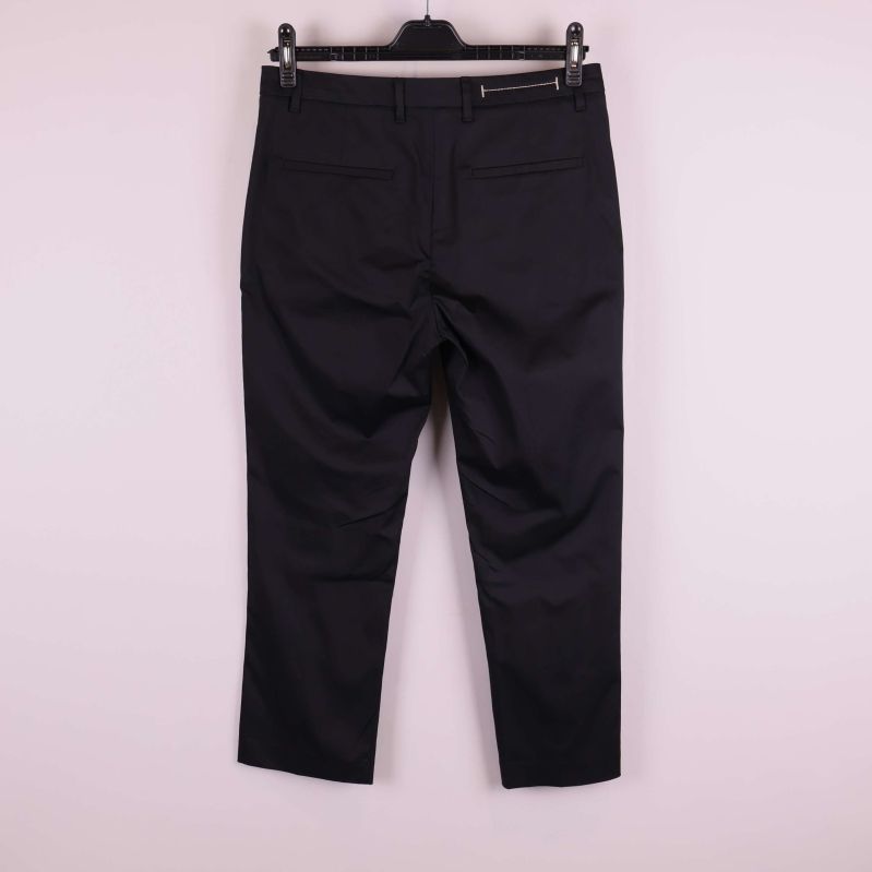 Baksida av svarta kostymbyxor med detaljerade sömmar