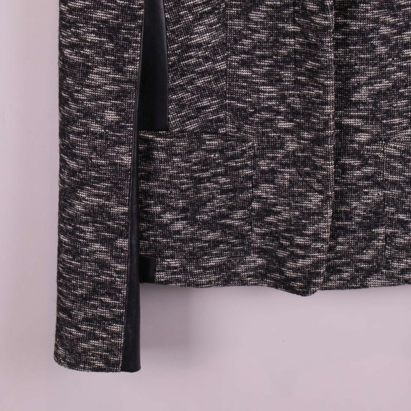 Nedre delen av kavaj och ärm med svart panel