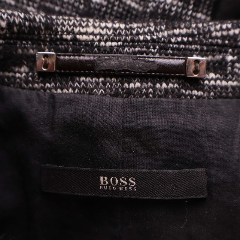 Närbild på svart inneretikett med BOSS Hugo Boss-logotyp