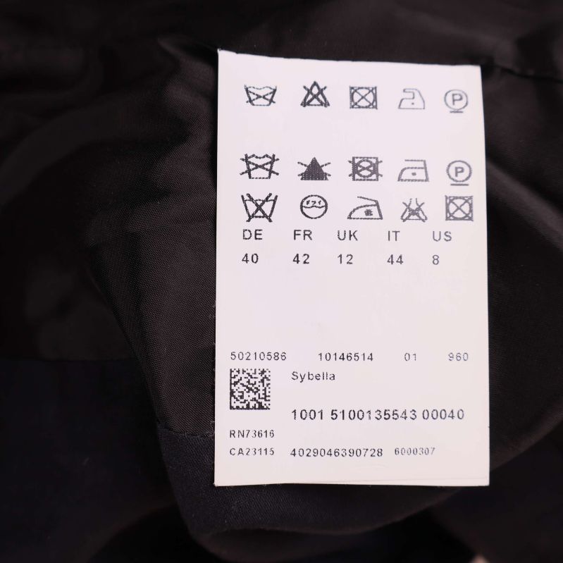 Tvätt- och storleksetikett i kavajens innerfoder