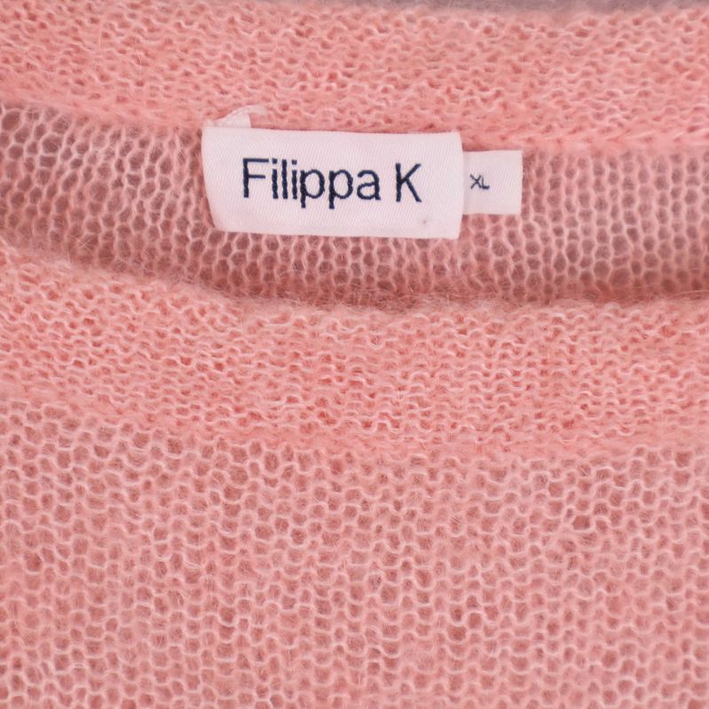 Närbild på Filippa K etikett i halsen på tröjan