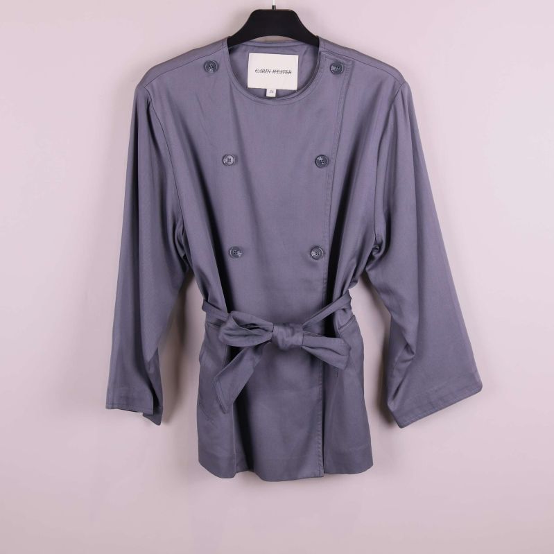 Framsidan av grå jacka med dubbelknäppning och midjeband