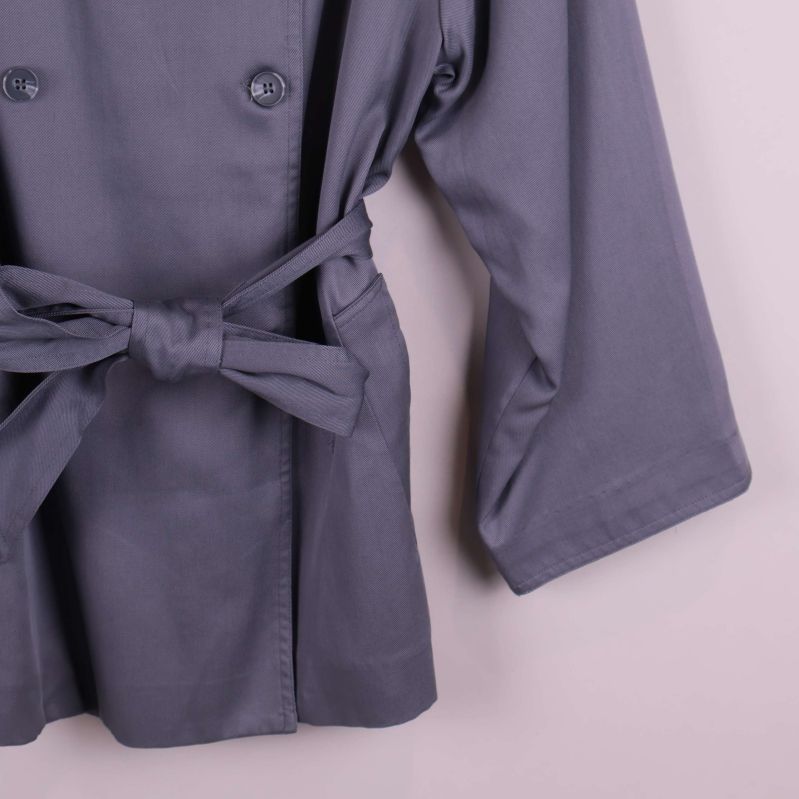 Närbild på jackans midjeband och ärmslut