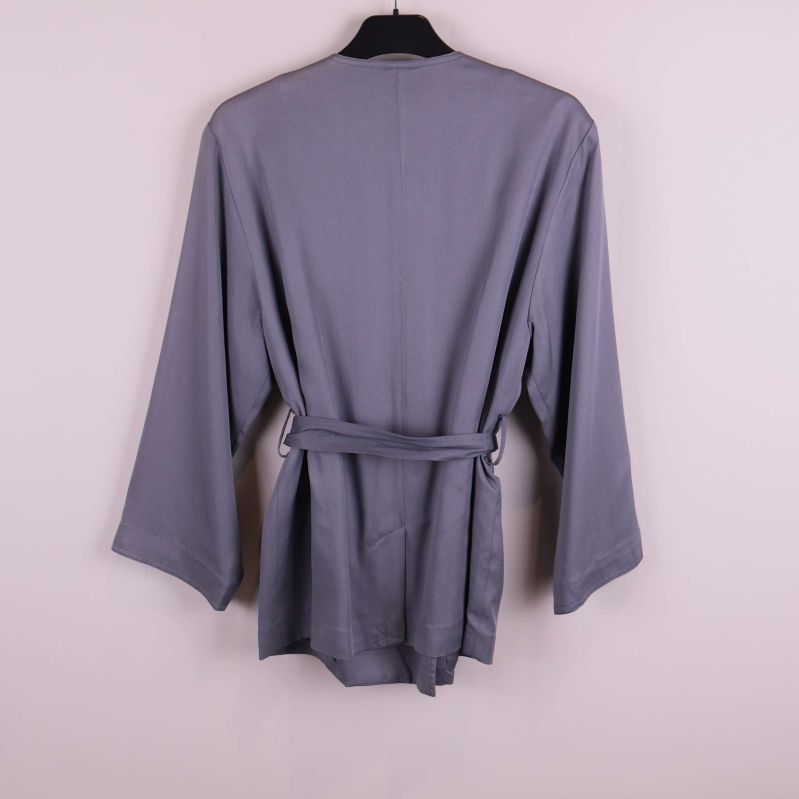 Jackans baksida med midjeband tydligt synligt