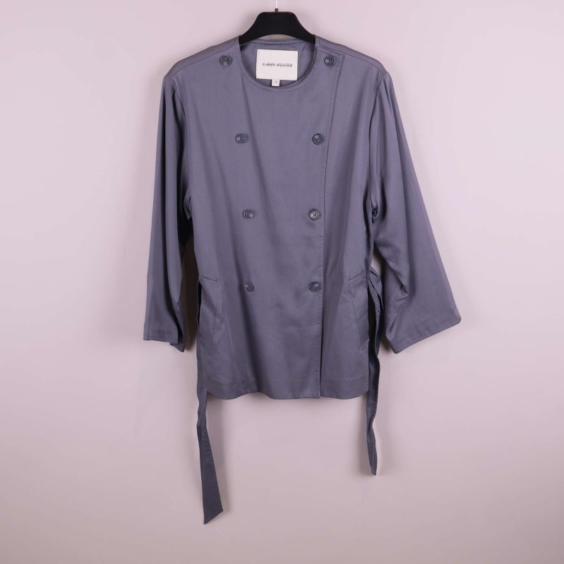 Framsida av jackan med knytband lossade