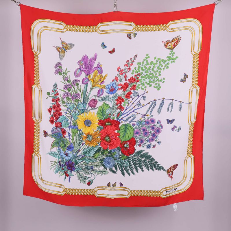 Stor scarf med blommönster och röd guldram upphängd