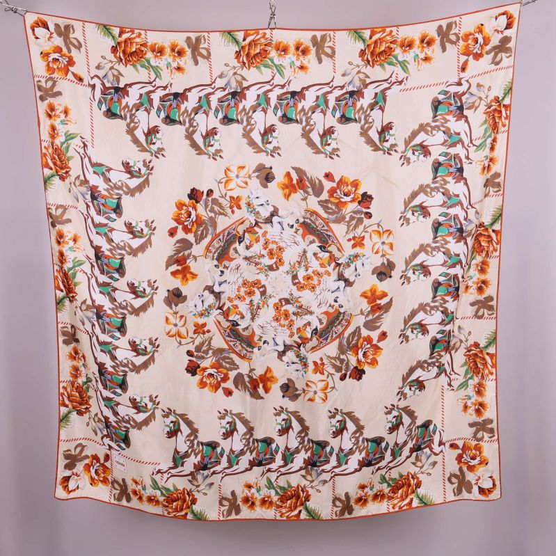 Kvadratisk scarf med blommigt tryck fotad bakifrån