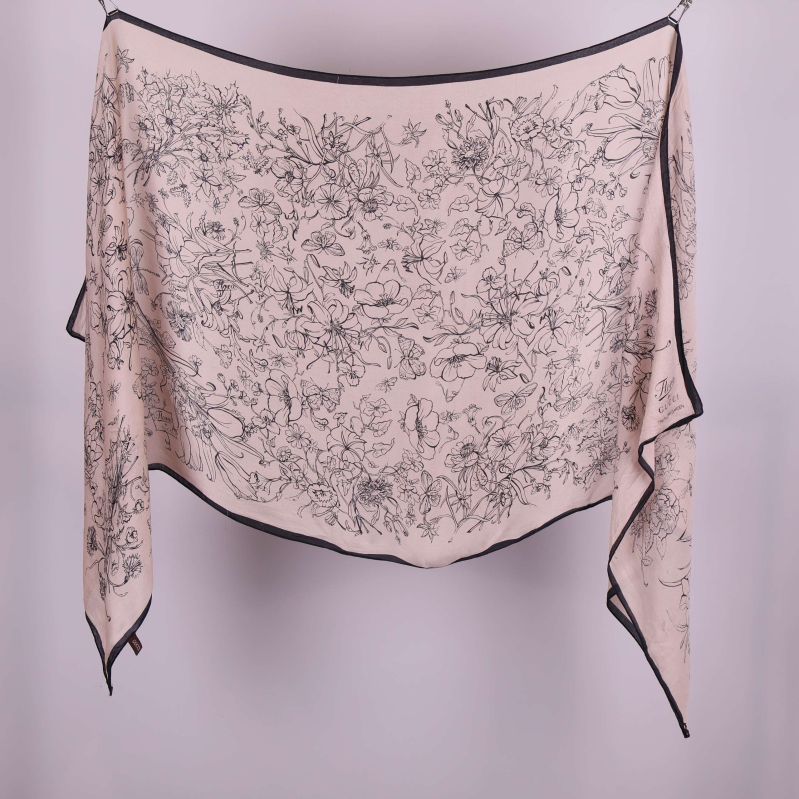 Rektangulär beige halsduk med svarta blommor och svarta kanter