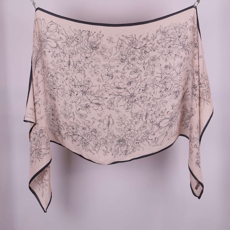 Blommig beige halsduk med svarta kanter