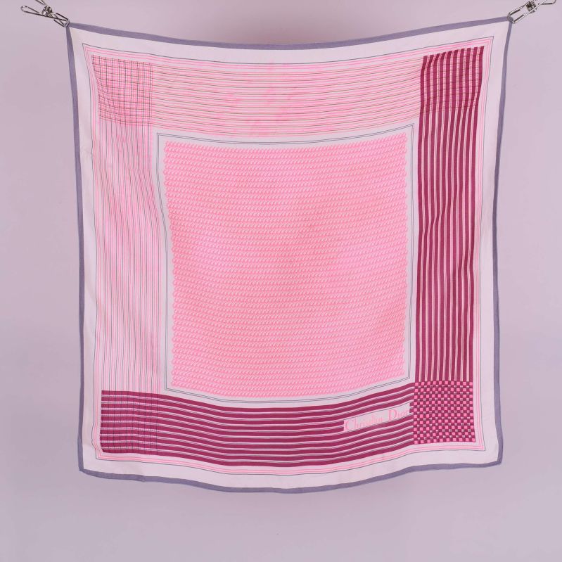 Kvadratisk scarf i rosa och vinrött grafiskt mönster