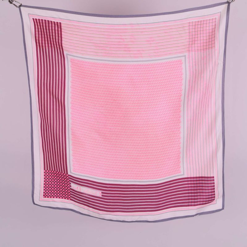 Scarf med monogram mönster visas bakifrån