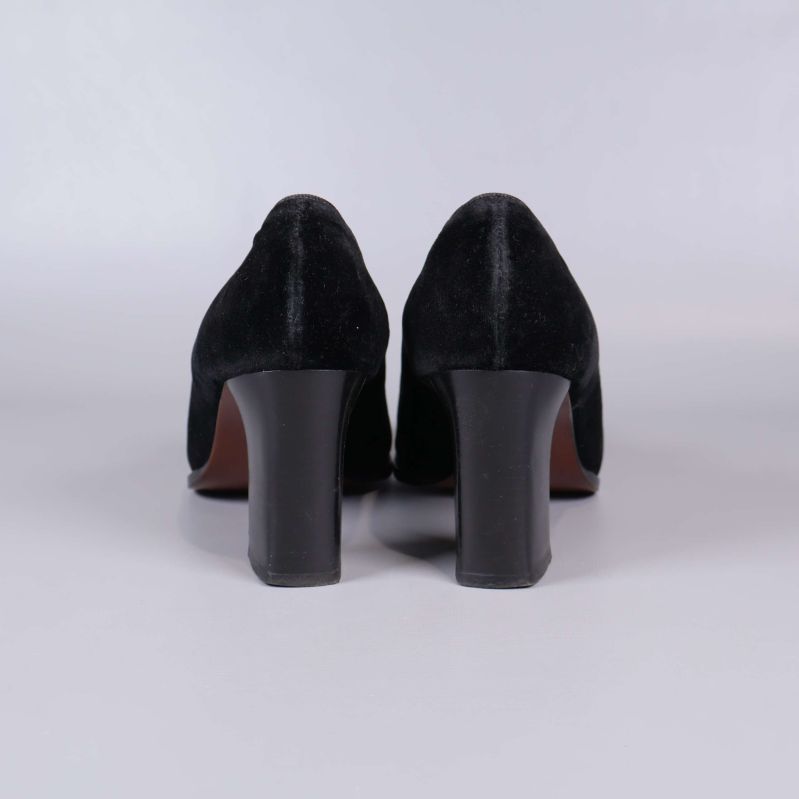 Baksidan av svarta pumps med rejäla klackar