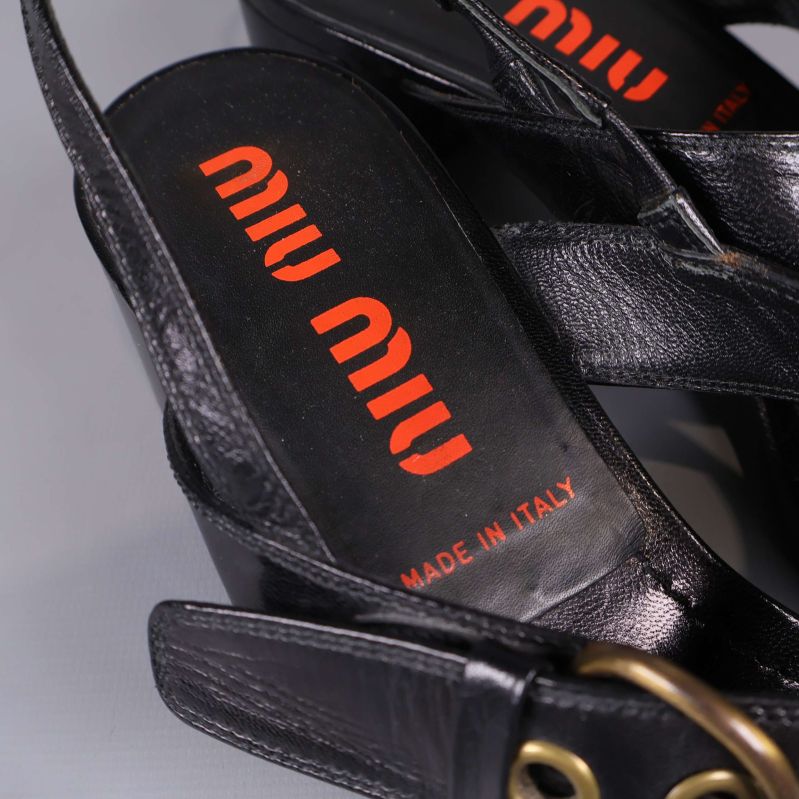 Närbild på innersula med Miu Miu logotyp och Made in Italy-tryck