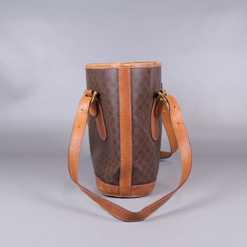 Sida av toteväska visar djup och läderrem